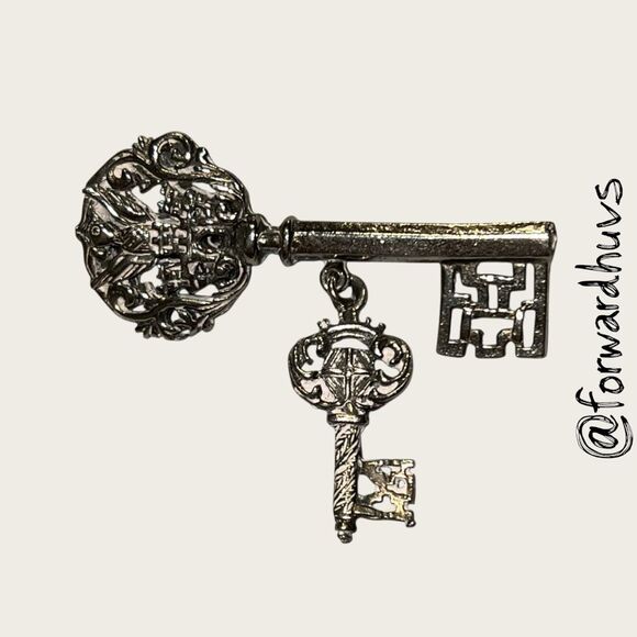 Vintage Ornate Key Brooch with Hanging Charm – Dual Key Design - Picture 4 of 7